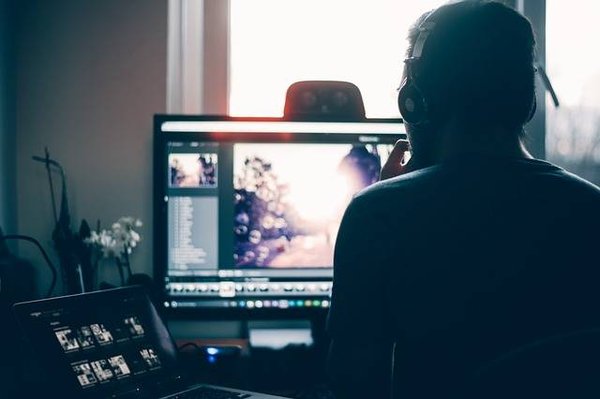 Comment choisir le bon casque audio pour vos appels professionnels ?